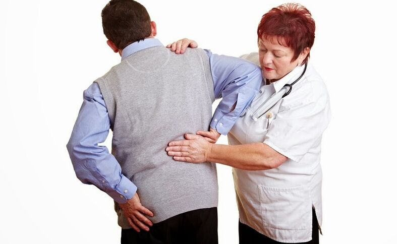 examinarea pacientului de către un medic pentru dureri de spate